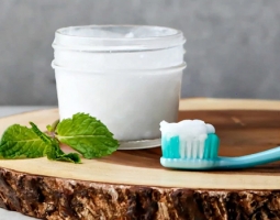 Домашна паста за зъби със сода, хума, диатомит и градински чай