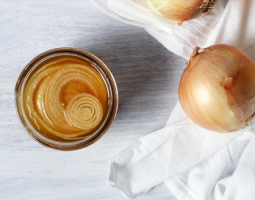 Recipe with onion and honey against cold and cough